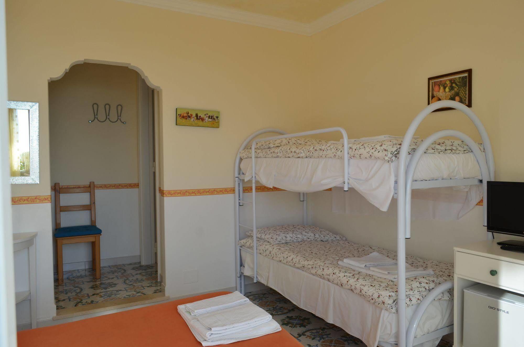 Le Ginestre Di Capri Bb & Holiday House 阿纳卡普里 外观 照片